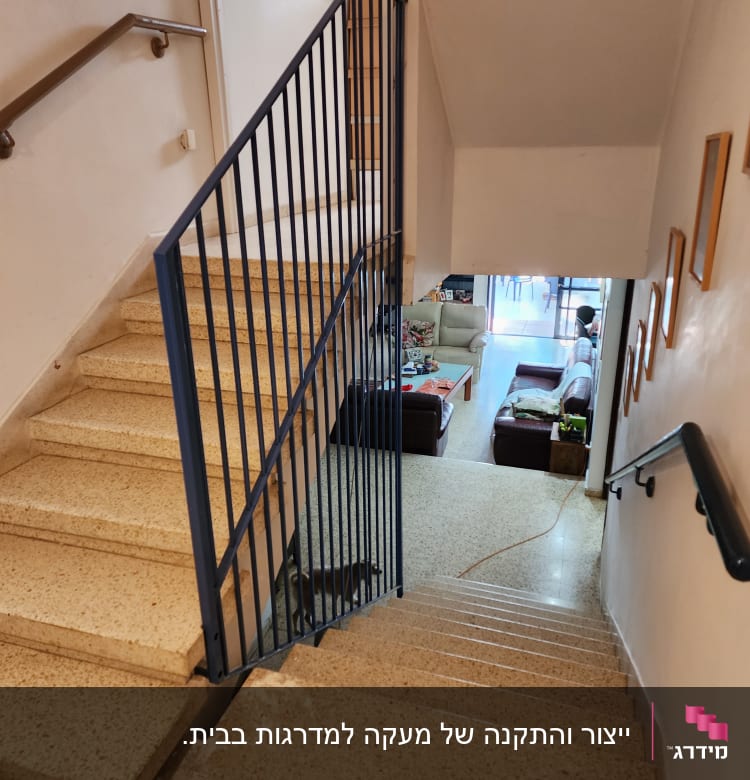 מעקה מתכת כחול במדרגות פנימיות בבית